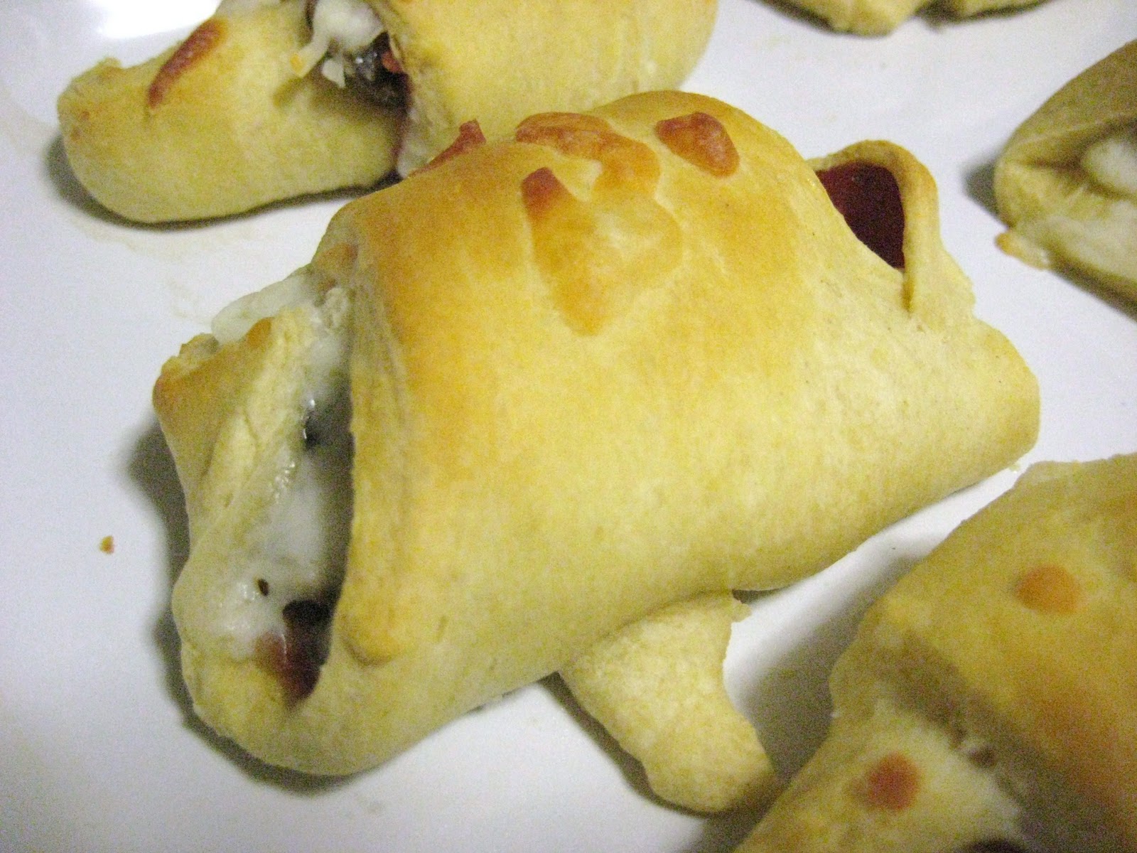 Holly Goes Lightly: Pizza Crescent Rolls