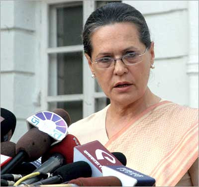 Lokpal row: Sonia sends terse reply to Anna Hazare