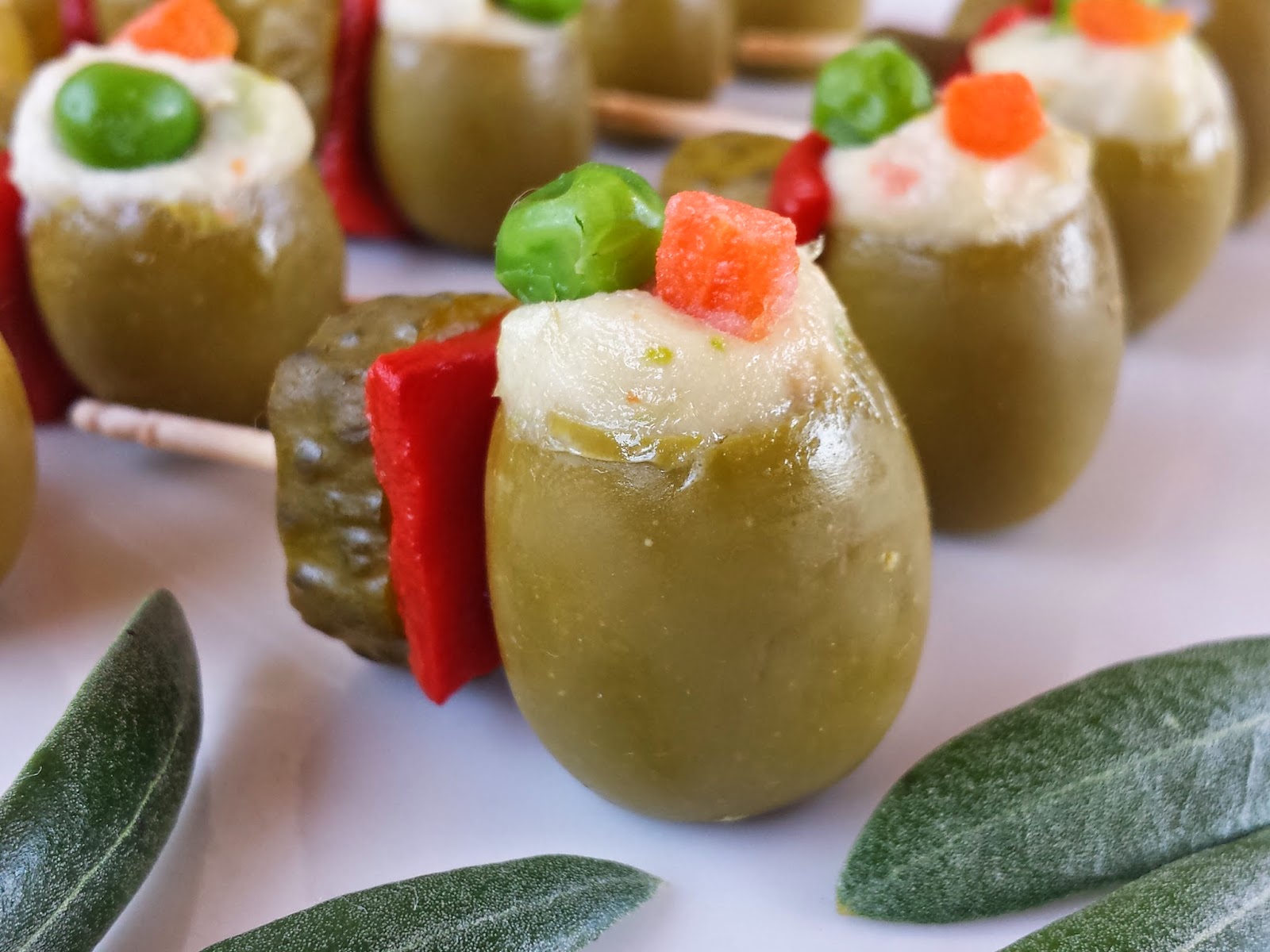 Aceitunas Gordales Rellenas De Ensaladilla Rusa
