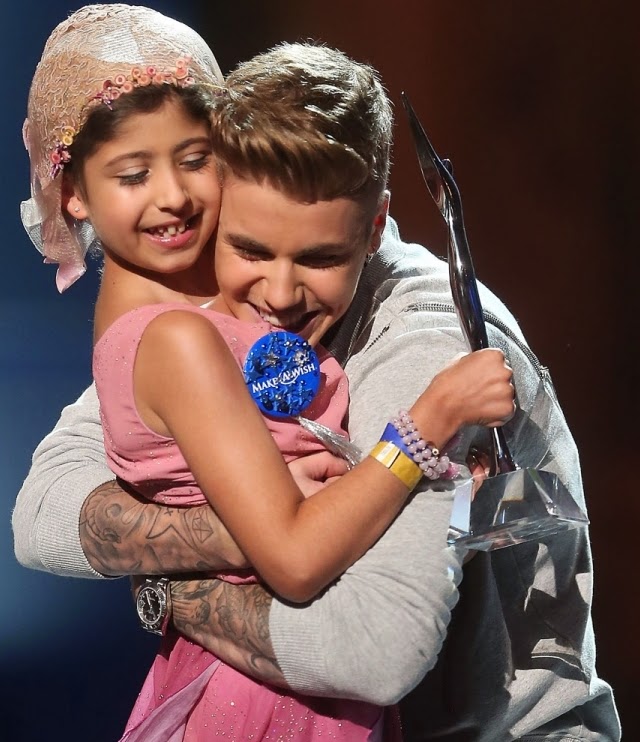 Justin Bieber quiere abrazar a un niña Justin Bieber quiere abrazar a un niña