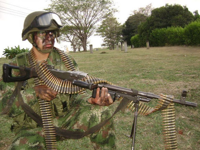 La foto de un tipo con una cinta de munición kilométrica.