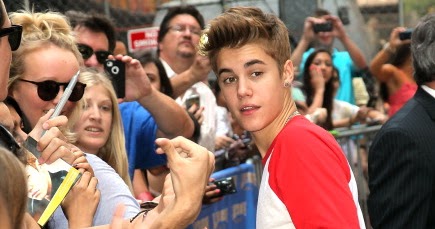 Justin Bieber: Justin Bieber Meets With FANS Outside The "Late Show ...