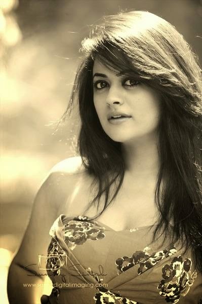 Click & Snaps : Shruti Sodhi (Actress)