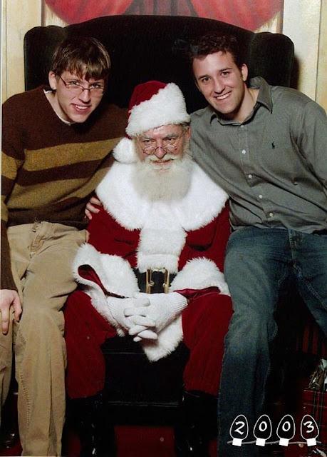Dos Hermanos Tomando Fotografías con Santa Claus ultimos 34 Años