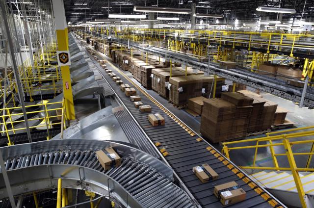 martes, 14 de mayo de 2019 Amazon invita a su personal a despedirse y repartir paquetes