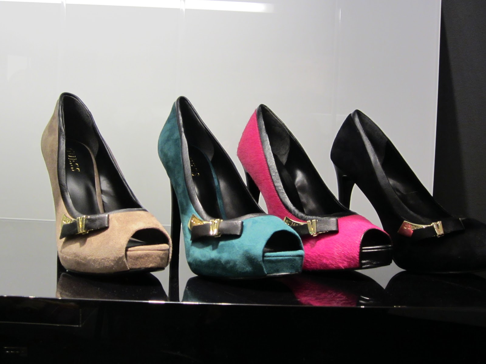 fashion4who opening Guess Shoes &amp; Accessoiries store