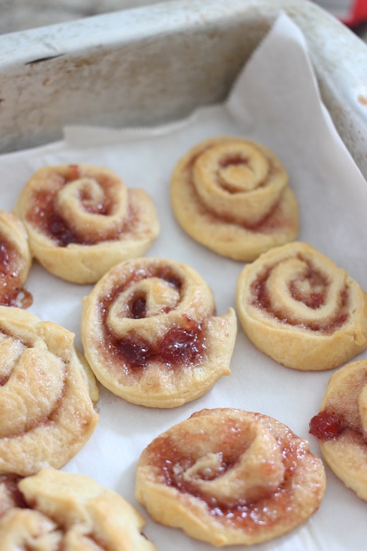 Mama Loves Food! Mini Strawberry Breakfast Rolls