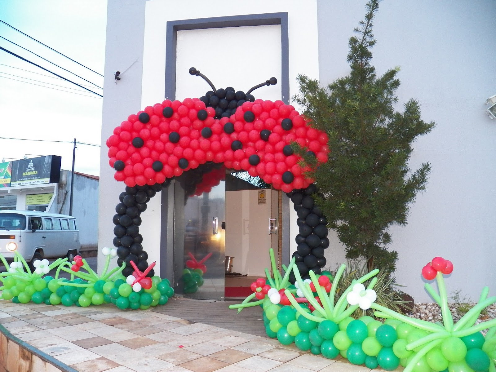 decoracao de balões jardim encantado:Entrada da festa foi um arco em balão em formato de joaninha decoracao de balões jardim encantado:Entrada da festa foi um arco em balão em formato de joaninha