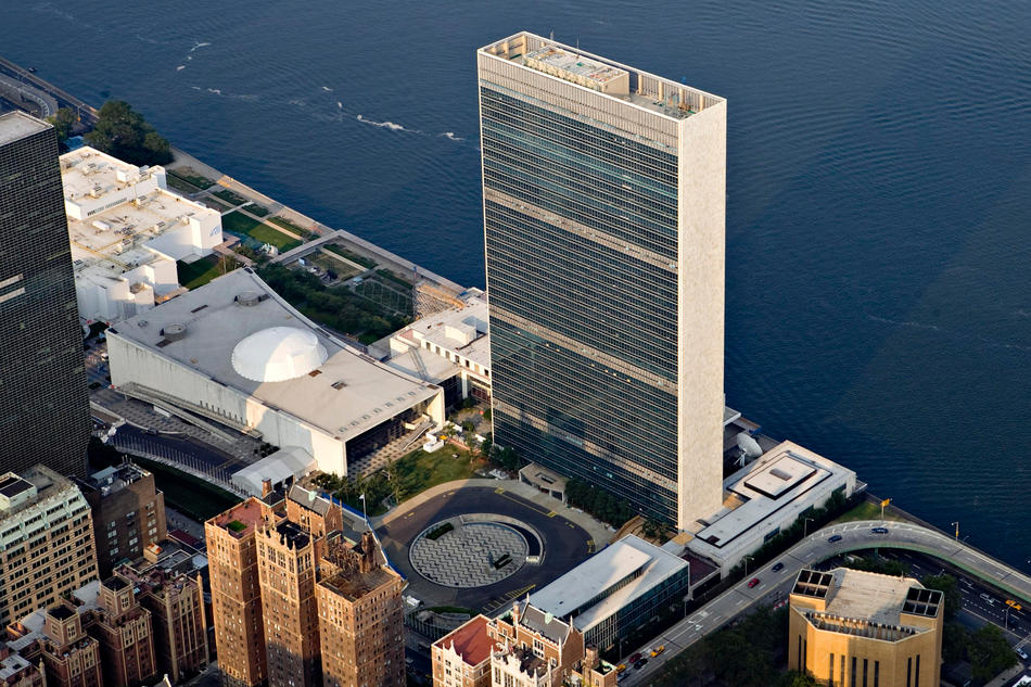 Posting Potpourri  - Page 2 Nyc004_The+United+Nations+(UN)+Secretariat+building+stands+along+the+East+River+in+this+aerial+photograph+taken+over+New+York,+U