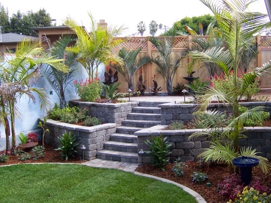 Conseils déco et relooking: construire un mur de jardin des ... Idées Bordure Jardin