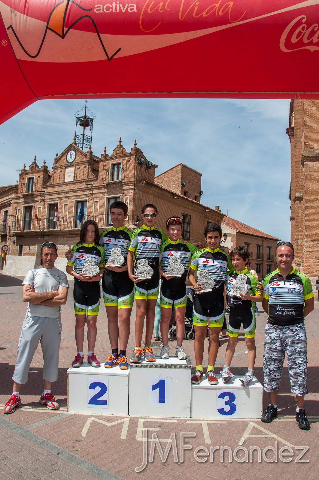 Otra del grupo en el podio