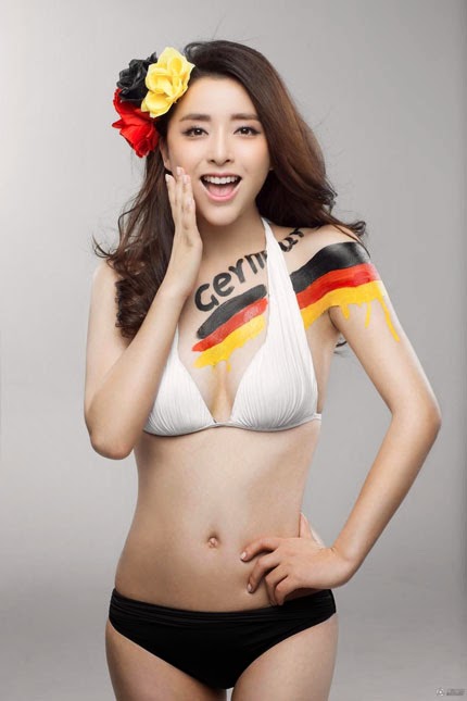 Người đẹp châu Á diện bikini mừng World Cup