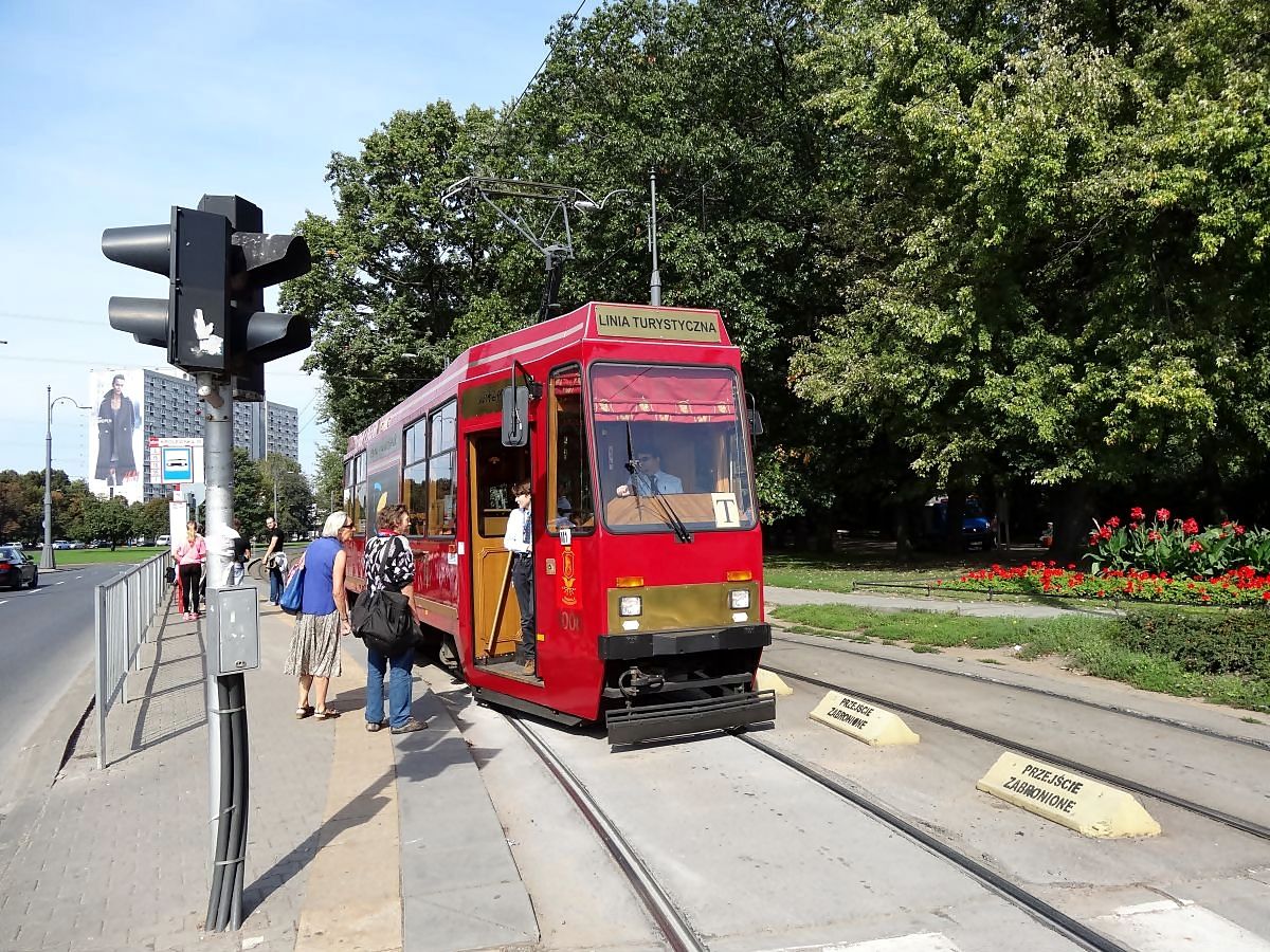 Tramwaj promocyjny Warszawy 105N o numerze taborowym 1006