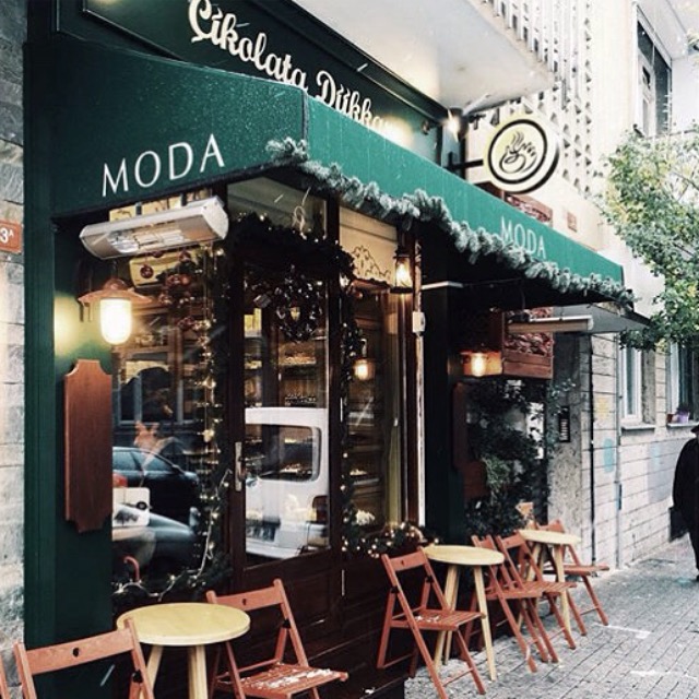 Demet Sezgin “BOŞVER AŞK’ A DÜŞMEYİ, ÇİKOLATAYA DÜŞ”