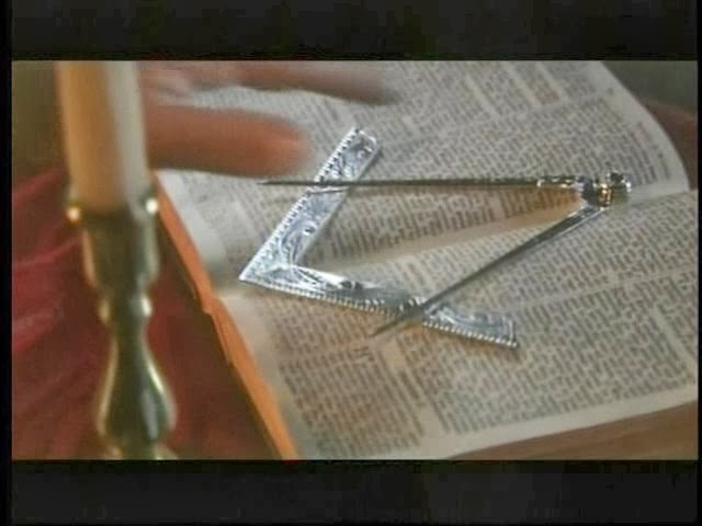 Resultado de imagem para biblia com esquadro e compasso
