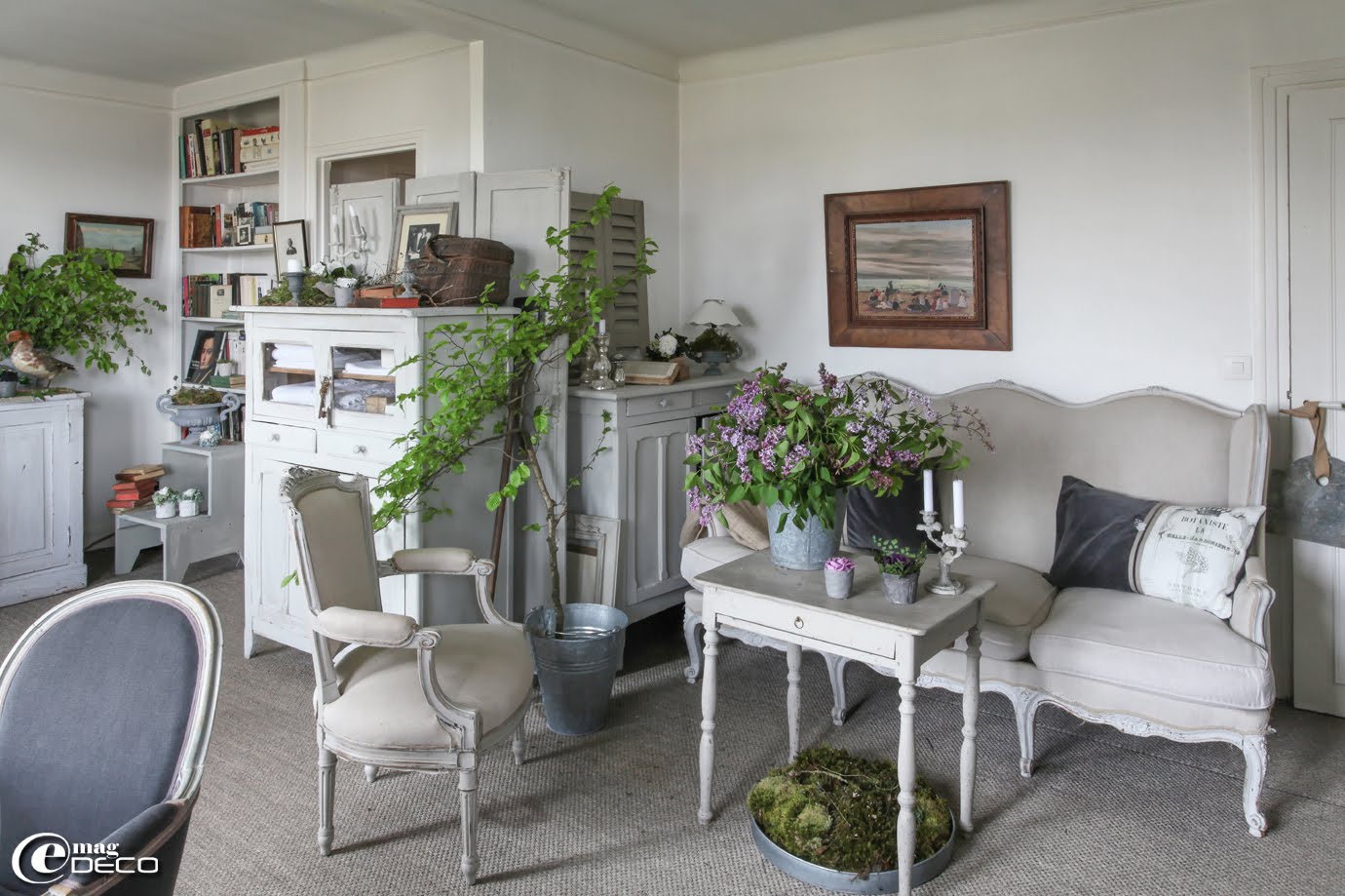 Ambiance boudoir dans le salon de Bénédicte Patin où la nature s’invite dans le décor