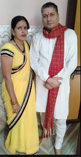 घर में श्री सत्यनारायण व्रत कथा के सुअवसर पर पत्नी के साथ