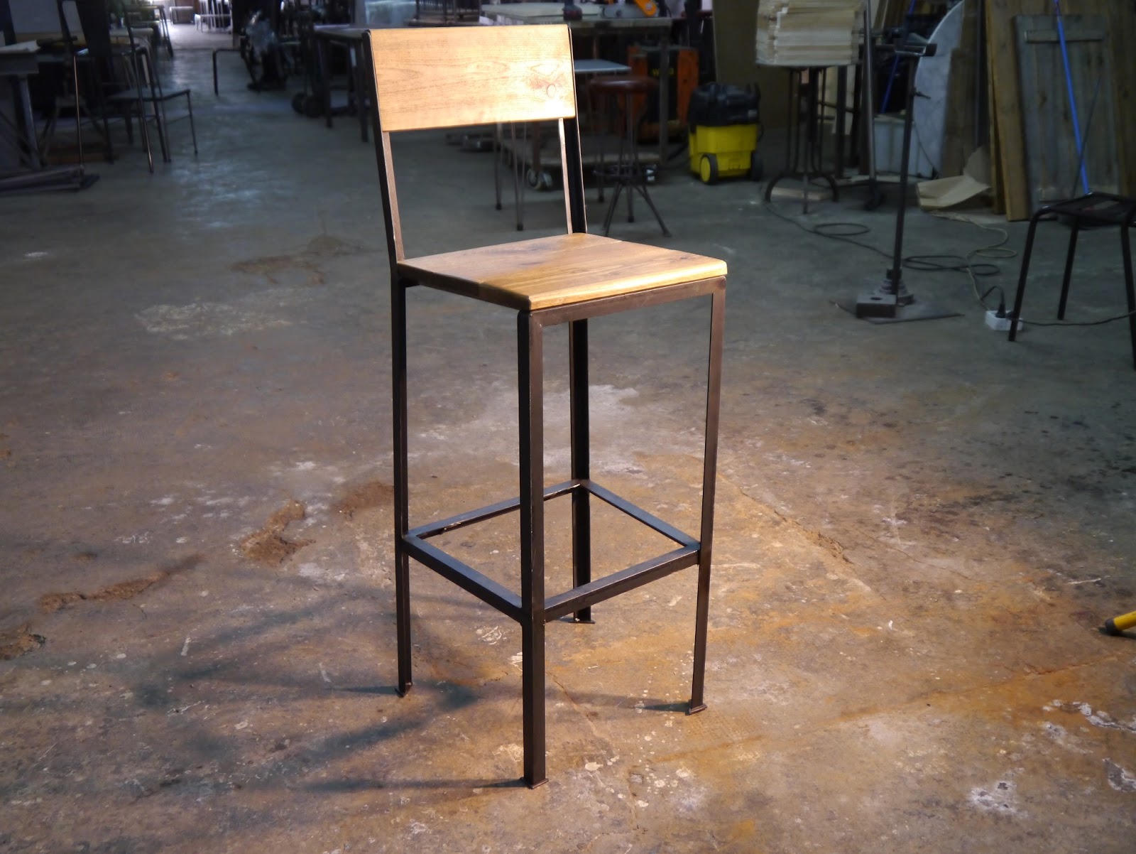 Mesas y sillas en metal de estilo industrial en hierro y madera