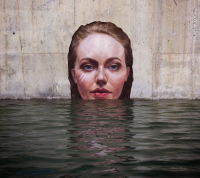 mural realista de mujer integrado con el agua. 