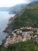 . faz fronteira com a França) e Riviera Levante, onde está a parte mais . (cinqueterre)
