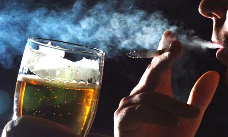 Individuals who drink heavily and smoke may show 'early aging' of the brain