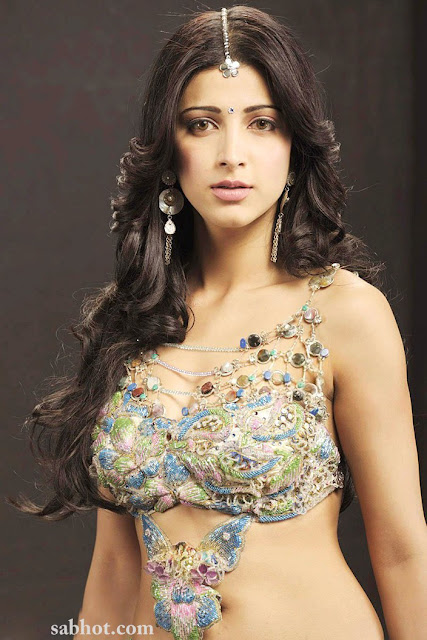 Shruti Hassan hot in Anaganaga Oka Dheeruduborder