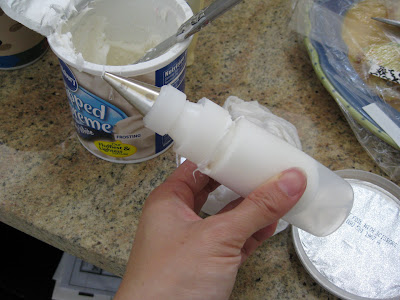 Using frosting squeeze bottle with metal tip