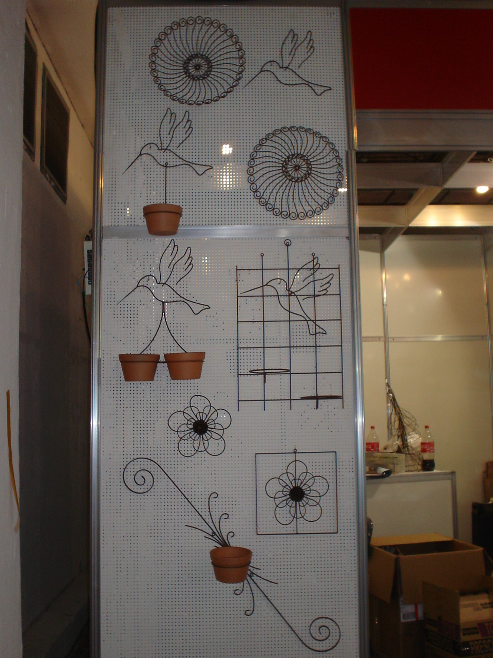 decoracao ferro jardim:grade com beija flor tem 2 aros para vasos médios.Os vasos são decoracao ferro jardim:grade com beija flor tem 2 aros para vasos médios.Os vasos são