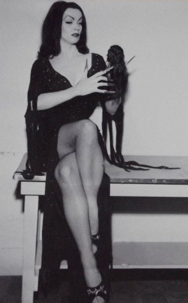 Vampira with Shrunken Head !