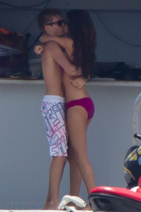 selena gomez bikini with justin bieber kissing. makeup selena gomez bikini