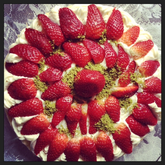 MUTFAK MANZARALARI ÇİLEKLİ TART PASTA