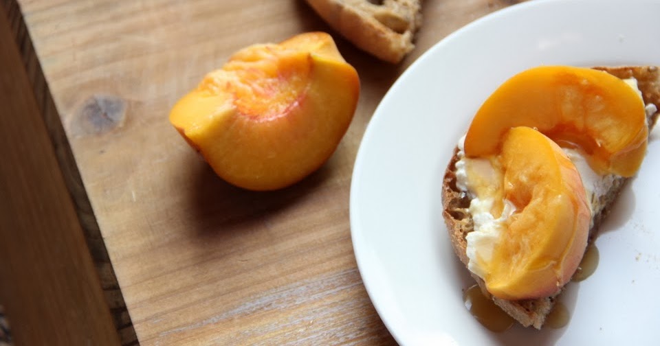 The average mess Quick breakfast {Nectarine and sour cream toast}