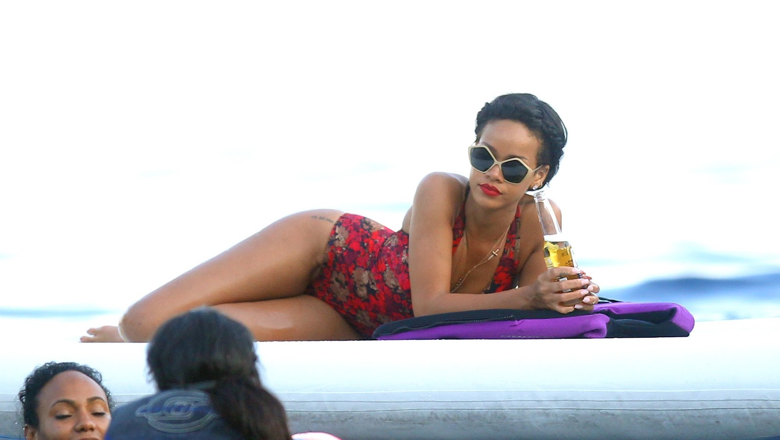 http://2.bp.blogspot.com/-vD0h8VDrC7M/UBL1MmHo0oI/AAAAAAAARno/zkpS2c4d1hk/s1600/Rihanna+Swimsuit+Candids+in+Eze-sur-Mer+12.jpg