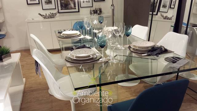 Sala De Jantar Tok Stok ~ Mesa de jantar de vidro com cadeiras brancas e azuis Tok & Stok Sala De Jantar Tok Stok ~ Mesa de jantar de vidro com cadeiras brancas e azuis Tok & Stok