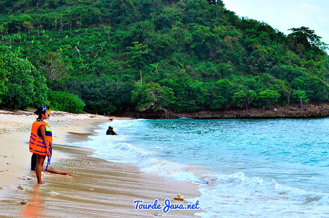 mau berenang di pantai juga boleh
