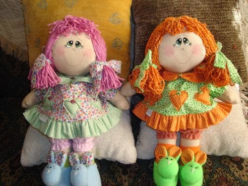 Boneca de pano com vestido florido