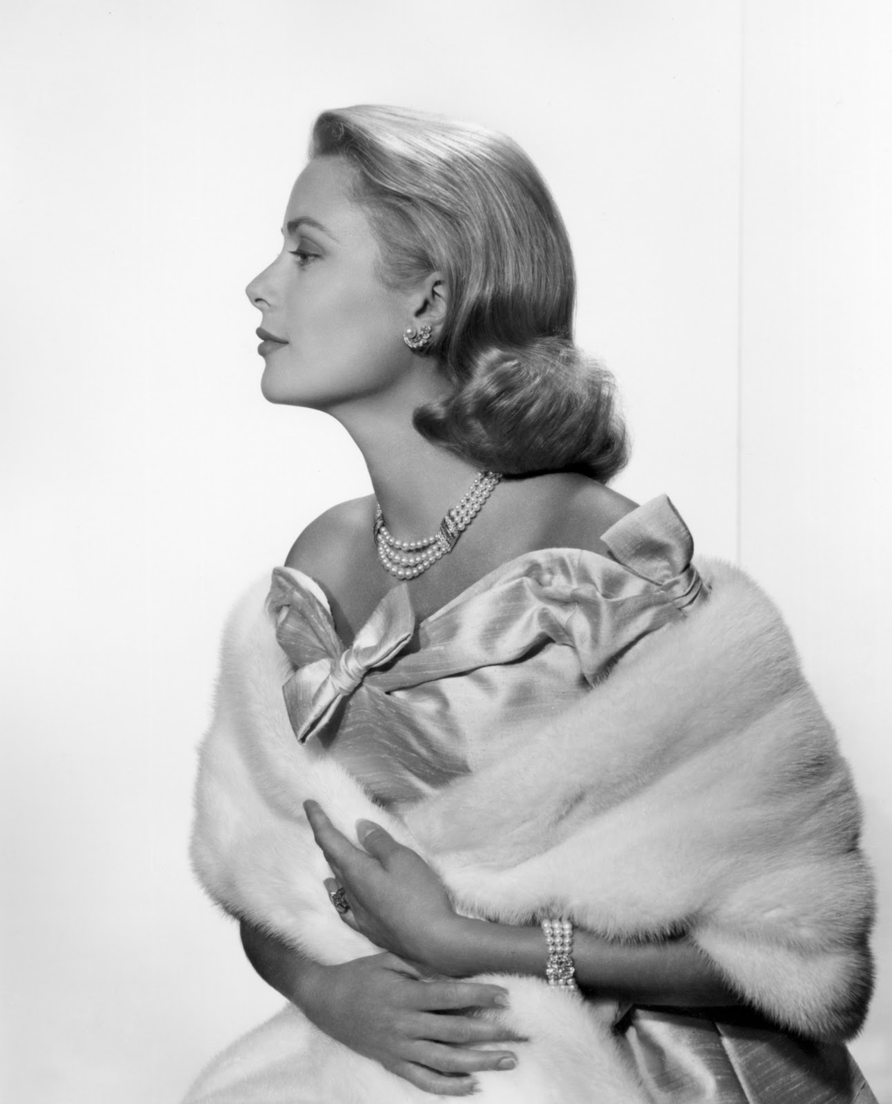 http://2.bp.blogspot.com/-vLZUjRRKE8s/ToeF3K9_IiI/AAAAAAAALKg/f26vGGoTtSM/s1600/Yousuf-Karsh_Van-Cleef-Arpels-HSH-Princess-Grace-of-Monaco-From-an-original-print-by-Yousuf-Karsh.jpg