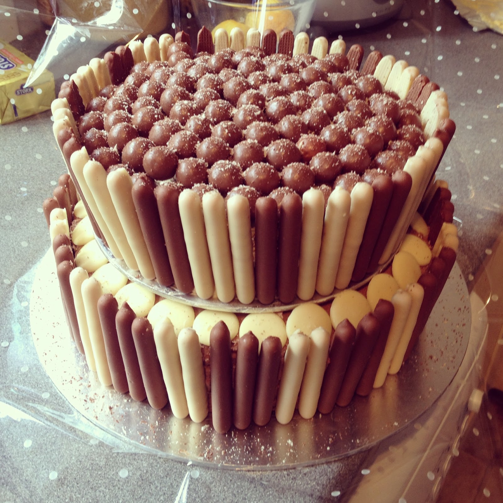 two tier chocolate cakes two tier chocolate cakes