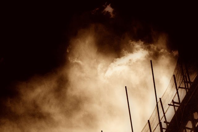 Phnom Penh en flammes Les nuages de mousson en fin d'après-midi donnent toujours des reliefs et couleurs assez étonnants. Retravaillés en sépia avec un filtre Orion, les nuages de Phnom Penh deviennent alors une espèce de faux brasier . Photos par Christophe Gargiulo / KiamProd Photography