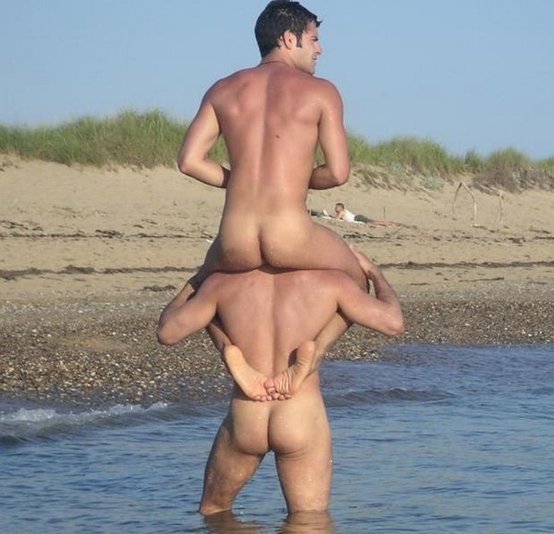 Обнаженные Мужчины На Пляже