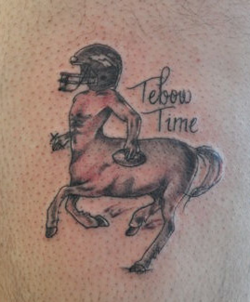 tatuaje de un centauro con casco de futbol americano