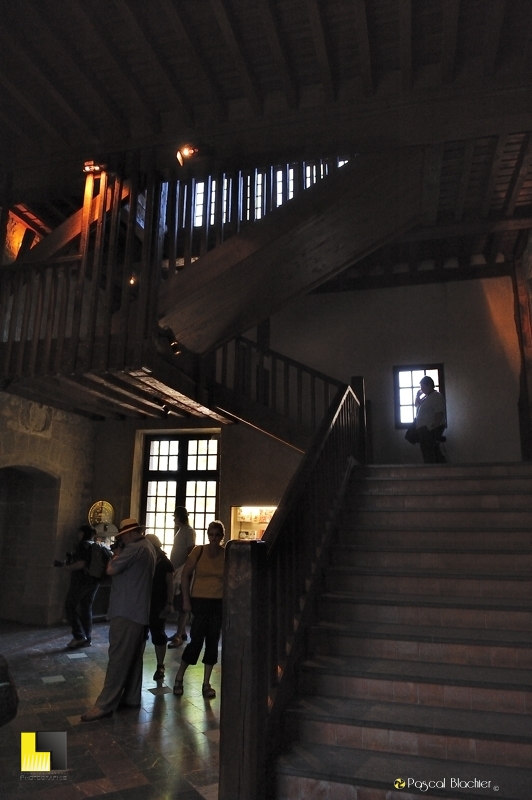 Escalier d'entrée du château comtal de Carcassonne Escalier d'entrée du château comtal de Carcassonne photo blachier pascal