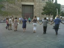 Ballant sardanes a la plaça de l'esglèsia