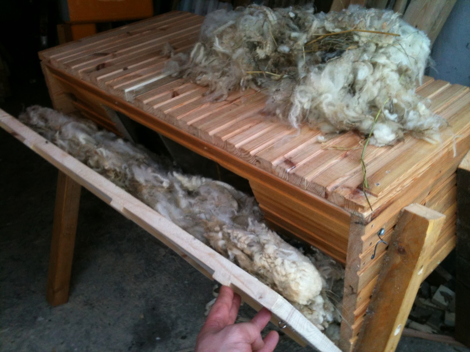 Che Guebee Apiary Raw wool as hive insulation