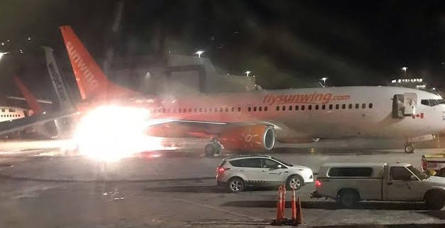 Τορόντο: Η στιγμή που πιάνει φωτιά φτερό αεροσκάφους έπειτα από σύγκρουση με άλλο (βίντεο) Τορόντο: Η στιγμή που πιάνει φωτιά φτερό αεροσκάφους έπειτα από σύγκρουση με άλλο (βίντεο)