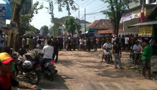 Bentrok Suporter PSIS Semarang Dengan Warga Grobogan ( Foto ) 203579 suporter psis semarang bentrok dengan warga 663 382 Bentrok Suporter PSIS Semarang Dengan Warga Grobogan ( Foto )