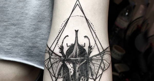 Tatuador brasileiro usa surrealismo e formas geométricas em
