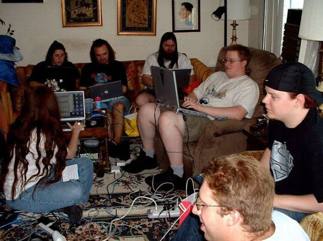 Beginilah Bila Para Hacker Sedang Berkumpul Untuk Membobol Jaringan [ www.BlogApaAja.com ]