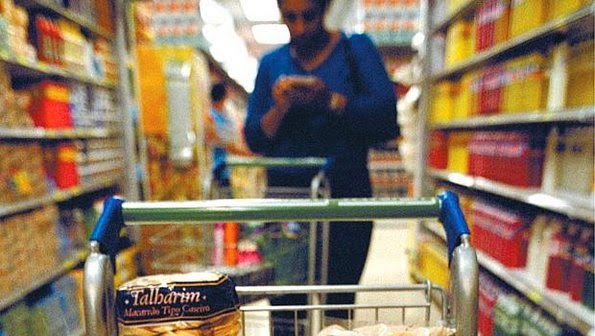 Quase metade da classe C está comprando menos produtos no supermercado, aponta pesquisa do Data Popular