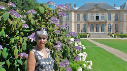 Lucie devant le Musée Rodin à Paris